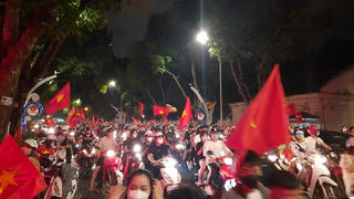 Hàng triệu cổ động viên 'xuống đường' mừng HCV bóng đá tại SEA Games 31