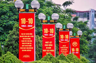 Phố phường Hà Nội trang hoàng rực rỡ mừng Kỷ niệm 68 năm Ngày Giải phóng Thủ đô