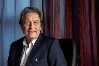 Tỷ phú Elon Musk thuê 100 vệ sĩ bảo vệ bố giữa nỗi lo bắt cóc