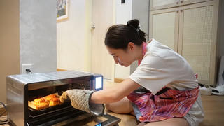 Hoa hậu Lương Thùy Linh làm 150 chiếc bánh Trung thu tặng người vô gia cư