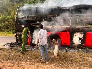 Xe chở 24 hành khách bốc cháy trên tuyến La Sơn-Túy Loan