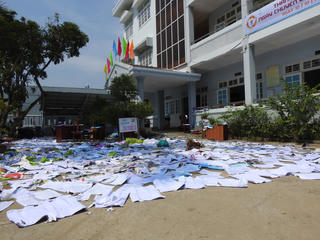 Đà Nẵng: Hồ sơ tại Chi cục thuế quận Cẩm Lệ bị mưa ngập phải đem phơi