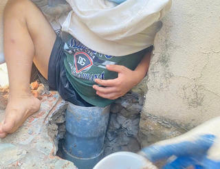 Quảng Trị: Giải cứu cháu bé kẹt chân trong ống thoát nước