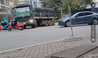 Hà Nội: Xe tải chở đất hoạt động cả ngày lẫn đêm trên "đường phố bị hạn chế"