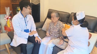 Blouse trắng nghĩa tình