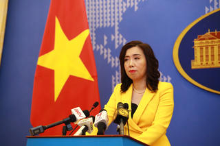 Vụ 42 người Việt bơi về nước: Theo dõi sát vụ việc để kịp thời bảo hộ