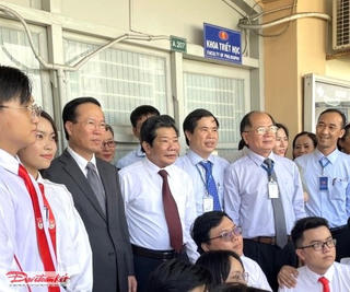 Chủ tịch nước Võ Văn Thưởng thăm và chúc mừng ngày Nhà giáo Việt Nam tại TP HCM