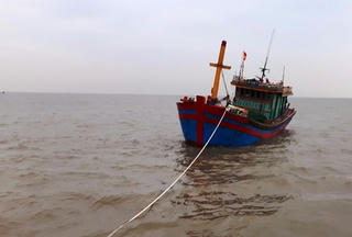 Hà Tĩnh: Tìm thấy thuyền cá bị mất liên lạc, 5 ngư dân an toàn