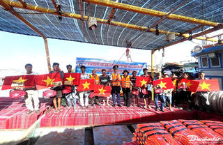 Cảnh sát biển đồng hành cùng ngư dân bám biển, bảo vệ chủ quyền