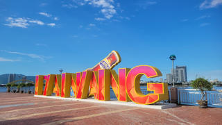 Đà Nẵng: Chấn chỉnh việc chai bia và lon bia được trang trí ở các “điểm nhấn” của phố đi bộ Bạch Đằng