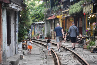 [ẢNH] Khách Tây trầm trồ với trải nghiệm 'cà phê đường tàu' Hà Nội 