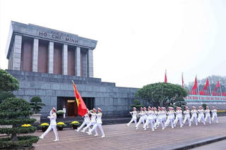 Lễ chào cờ đặc biệt chào mừng 50 năm thống nhất đất nước tại Quảng trường Ba Đình