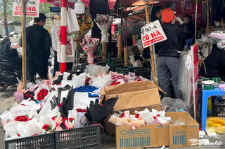 Cửa hàng hoa tươi ngày 8/3: Nơi đông nghịt, chỗ ế ẩm