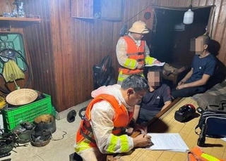 Hà Nội: Bắt giữ tàu khai thác cát trái phép trên sông Hồng lúc nửa đêm