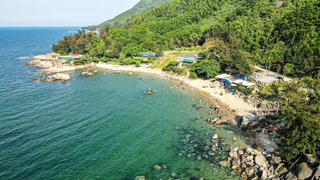 Du khách thích thú trải nghiệm tại bãi biển hoang sơ ở Hà Tĩnh