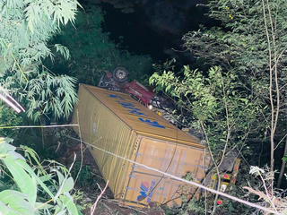 Quảng Trị: Xuyên đêm giải cứu tài xế mắc kẹt trong cabin xe sau vụ tai nạn