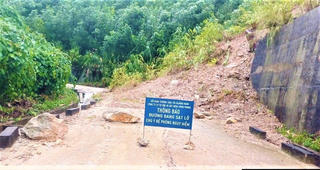 Quảng Nam: Nhiều nhà dân bị tốc mái, tuyến đường liên xã sạt lở