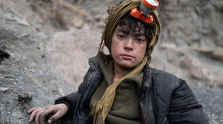 Những chàng trai trẻ trong các mỏ than đá tại Afghanistan