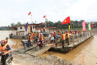 Phú Thọ: Dùng phà quân sự giúp dân qua sông