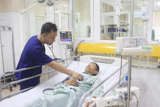 Người đàn ông ngộ độc nguy kịch sau khi ăn so biển