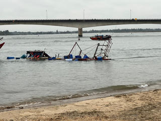 Quảng Trị: Trục vớt, đưa tàu bị chìm do va chạm với vật thể lạ vào bờ