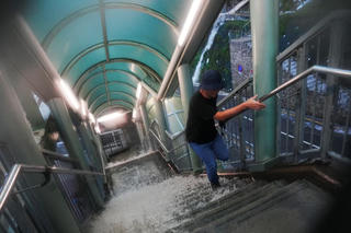 Hồng Kông ‘choáng váng’ vì trận mưa lớn nhất kể từ năm 1884