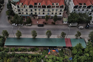 Phú Lương, Hà Đông: Ngang nhiên lắp mái che vỉa hè, trông giữ xe trái phép