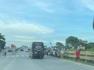 Băng qua đường sắt không rào chắn, 2 mẹ con bị tàu hỏa tông tử vong