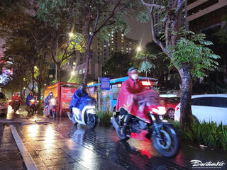 Hà Nội: Tắc đường giờ tan tầm, người sử dụng smartphone chờ đợi, người leo lên vỉa hè đi tiếp