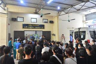 Người dân không cầm được nước mắt tiễn đưa 3 chị em tử vong trong vụ cháy ở Hà Nội