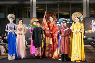 Hoa hậu Lương Thùy Linh, Bảo Ngọc, Thiên Ân trình diễn áo dài tại Thái Lan