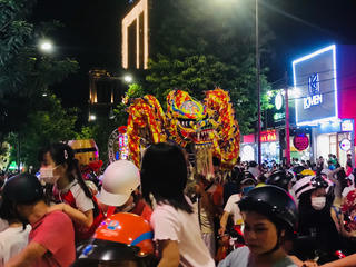 Huế: Người dân nô nức đi xem múa lân dịp Tết Trung thu