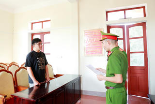 Vợ chồng trẻ dùng 'chiêu độc' chiếm đoạt gần 500 triệu đồng