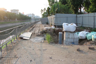 Rác thải, kim tiêm bủa vây đường đi bộ ven sông Tô Lịch