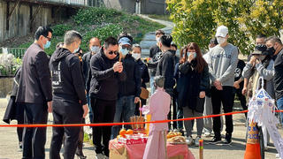 Người thân, bạn bè cầu nguyện cho người mẫu 28 tuổi bị sát hại 