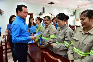 Chủ tịch Công đoàn Việt Nam thăm, tặng quà đoàn viên, người lao động bị ảnh hưởng bởi thiên tai