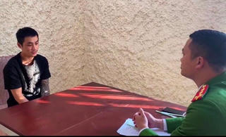 Thanh niên châm lửa đốt ô tô, bị bắt khi đang chạy Grap