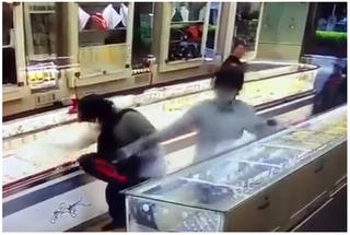 Truy bắt hai đối tượng táo tợn cướp tiệm vàng tại TP Cam Ranh