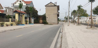 Quảng Ninh: Choáng với căn nhà "chình ình" giữa đường