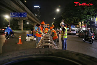 [ẢNH] Hà Nội: Thi công lắp rào cứng tách làn xe trên đường Nguyễn Trãi