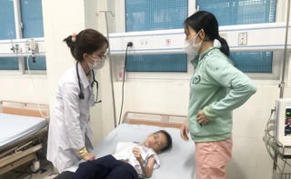 Quảng Ngãi: Xác định được người phụ nữ phát đồ lạ khiến gần 30 học sinh ngộ độc