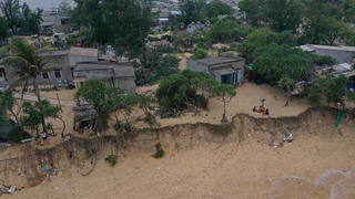 Quảng Ngãi: Bờ biển sạt lở nghiêm trọng