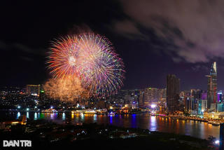 Pháo hoa rực sáng trên bầu trời TP HCM chào mừng Quốc khánh 2-9