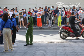 Phụ huynh Hà Nội đứng ngồi không yên chờ đợi con thi vào lớp 10