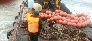 Đã tiếp cận được tàu vỏ sắt không người lái trôi trên vùng biển Quảng Trị