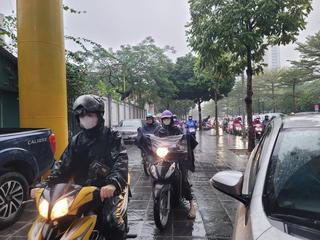 Trời mưa đường tắc, người dân 'rồng rắn' trên vỉa hè đến công sở