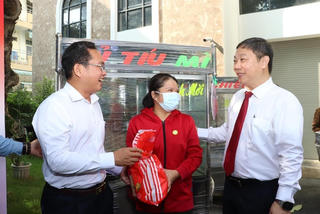TP Hồ Chí Minh: Trao gần 100 phương tiện sinh kế cho người nghèo 