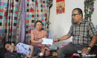 Văn phòng Báo Đại đoàn kết tại Quảng Nam trao tiền bạn đọc hỗ trợ mẹ chăm con trai bị teo cơ bại liệt