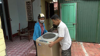 Quảng Ninh: 14 hộ dân sống 'cheo leo' cạnh mỏ sét