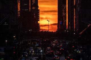 New York đón chào cảnh hoàng hôn rực rỡ ‘Manhattanhenge’ đầu tiên của năm